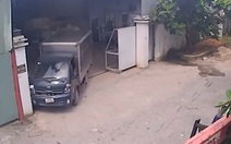 Tài xế lùi xe tải vào ô mất tiền
