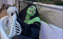 Kylie Jenner sơn người xanh lét, ôm bộ xương mô hình tạo dáng trong bồn tắm