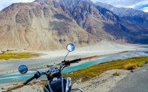 Chạy xe máy dưới núi tuyết tại Ladakh và kỷ niệm lạc đường trong đêm của travel blogger Việt