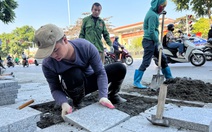 Công nhân tất bật 'vá' lại vỉa hè lát đá 'bền 70 năm' bị nứt vỡ