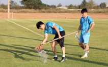 Tập buổi quan trọng, ông Park và trợ lý dùng xẻng hất nước tuột cả cán