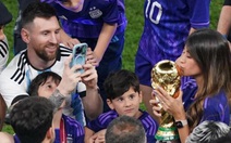 Messi phục vụ vợ 'sống ảo', được 'thưởng nóng' ngay buổi lễ trao giải