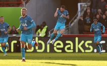 Harry Kane tỏa sáng, Tottenham hòa kịch tính trong ngày trở lại Premier League