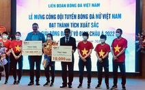 Trung tâm Anh ngữ RES trao tặng quà chúc mừng đội tuyển bóng đá nữ Việt Nam