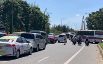 Xe cộ tăng đột biến, đường về miền Tây và cầu Rạch Miễu ùn ứ nghiêm trọng