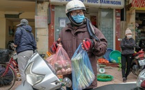 Hà Nội: Đổ xô đi mua thuốc, kit xét nghiệm, chanh sả xông hơi và... hẹn hò ăn kem