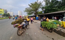 Bỏ ký lương, ra 'chạy chợ'