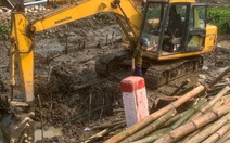Phát hiện 2 quả đạn pháo chưa nổ khi đang múc bờ kè