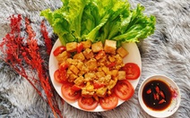 Đậu hũ chiên giòn sốt trứng muối: nói món chay cũng đúng, nói món mặn không sai