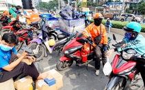 Giữ chân tài xế, Be giảm chiết khấu, Grab và Gojek tặng phiếu xăng