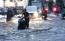 TP.HCM mưa trắng trời, nhiều tuyến đường lênh láng