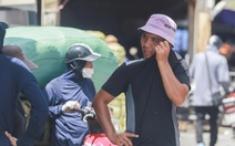 Ngoài trời hơn 55 độ C, người dân thủ đô nhọc nhằn mưu sinh trong nắng 'như đổ lửa'