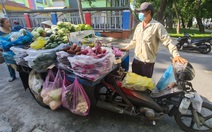 'Cưa đôi' bình xăng để chung sống thời bão giá