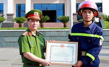 Khen thưởng chiến sĩ công an giải cứu hơn 100 học sinh trong đêm mưa lũ