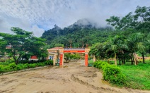 Anh binh nhì vượt lũ, bảo vệ hơn 100 học sinh