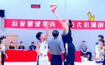 Nữ cầu thủ bóng rổ cao 2,26m khiến đối thủ thua trong bất lực