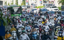 Sau phân làn cứng, đường Nguyễn Trãi vẫn ùn tắc, xe máy và ôtô chen nhau 'điền vào chỗ trống'