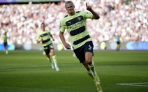 Haaland lập cú đúp trong trận đầu tiên ra mắt ở Premier League