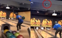 Chàng trai ném bowling thủng trần nhà