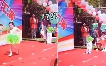 Bé trai catwalk phong cách robot làm khán giả bật cười