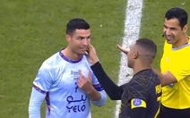 Ronaldo ngơ ngác khi Mbappe nựng má