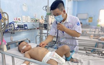 Bệnh nhi mắc tay chân miệng vẫn ào ạt đổ về TP.HCM điều trị