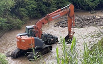 Lũ cuốn lật xe jeep ở làng Cù Lần, 4 du khách Hàn Quốc tử vong