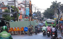 Nhiều đường phố ở TP.HCM đang bị bóp nghẹt bởi lô cốt