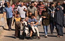 Người dân Gaza ngủ ngoài đường vì an toàn hơn trong nhà
