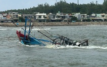 Tàu cá bị sóng đánh chìm, 5 ngư dân thoát chết