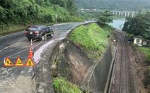 Hộ lan trên đèo Hải Vân suýt rơi xuống đường sắt gần Lăng Cô