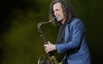 Kenny G chinh phục 4.000 khán giả Việt Nam bằng phong cách nhạc jazz gây tranh cãi