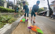 Người dân Huế tất bật dọn dẹp nhà cửa, trụ sở, đường sá sau khi lũ rút