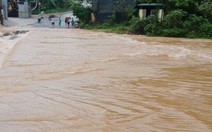 Đi qua suối trong đêm, người đàn ông bị lũ cuốn