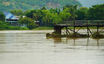 Cầu gỗ ở Nha Trang bị lũ cuốn trôi, nhiều học sinh phải nghỉ học