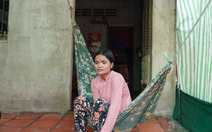 Người chồng đành đoạn ‘ẵm’ hết tiền trị bệnh của vợ ra đi