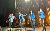 Fan nữ nhờ Westlife hát đám cưới ngay giữa concert gây sốt