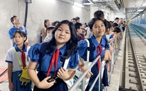 Khách nhí hào hứng tham quan ga ngầm metro, mong sớm được đi tàu điện