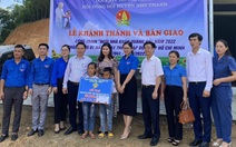 Niềm vui trong những ngôi nhà 'Khăn quàng đỏ' tặng học sinh nghèo