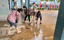 Thầy cô vùng trũng Đà Nẵng hì hục dọn bùn non sau ngập