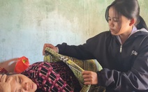 Bệnh viện Bình Định sẽ cử bác sĩ đến nhà khám cho mẹ bé gái hiếu thảo 'bom' hàng
