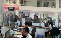 Người dân ùn ùn đi đổi giấy phép lái xe vì tin đồn