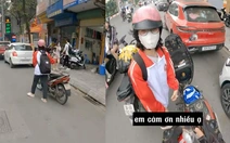 Chàng trai tốt bụng khi thấy nữ sinh dắt bộ xe máy vì hết xăng