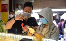 Giá vàng bật tăng sau khi Fed giảm tốc độ tăng lãi suất