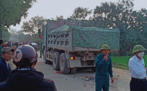 Va chạm xe tải, ba mẹ con tử vong trên đường tới trường