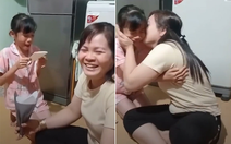 Con gái xúc động khóc khi tặng quà 8-3 cho mẹ