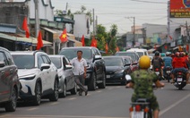 Người dân tranh thủ trở lại TP.HCM, cầu phà đều kẹt