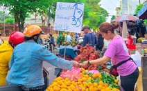 Tết Đoan ngọ: Trái cây giá bình ổn, bánh ú tràn lề đường