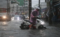 TP.HCM mưa to hai ngày liên tục, đường phố ngập khắp nơi