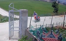 Chàng trai phóng xe máy như tên lửa, ôm cua tông vào cột cổng